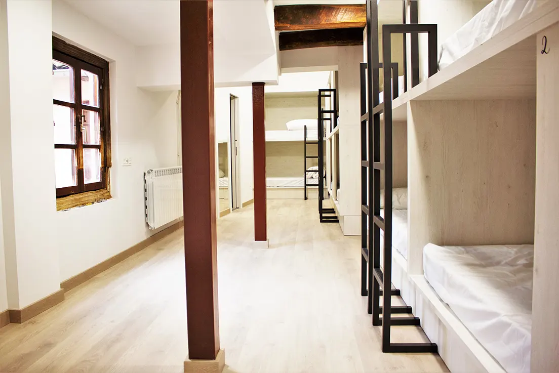 Hostel Quartier León cama en habitación femenina 12 personas